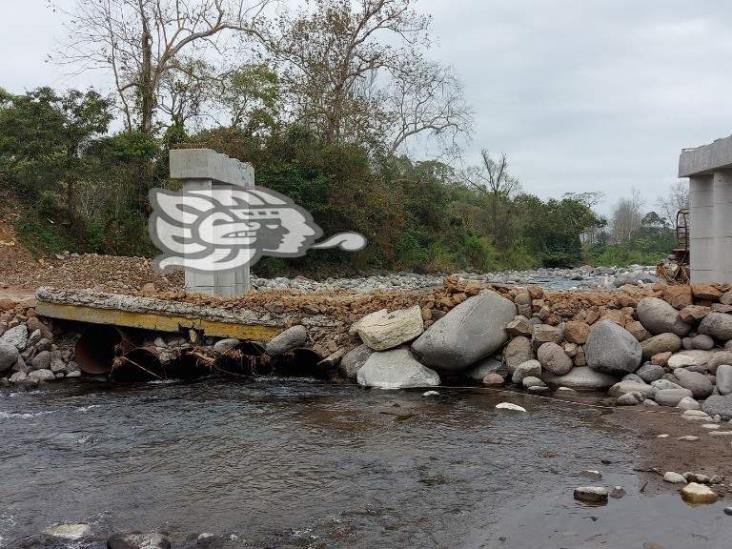 Abandonadas, obras en el puente nuevo de Misantla