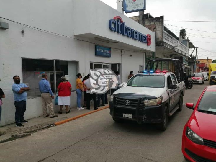 Le arrebatan 80 mil pesos afuera de banco en Las Choapas