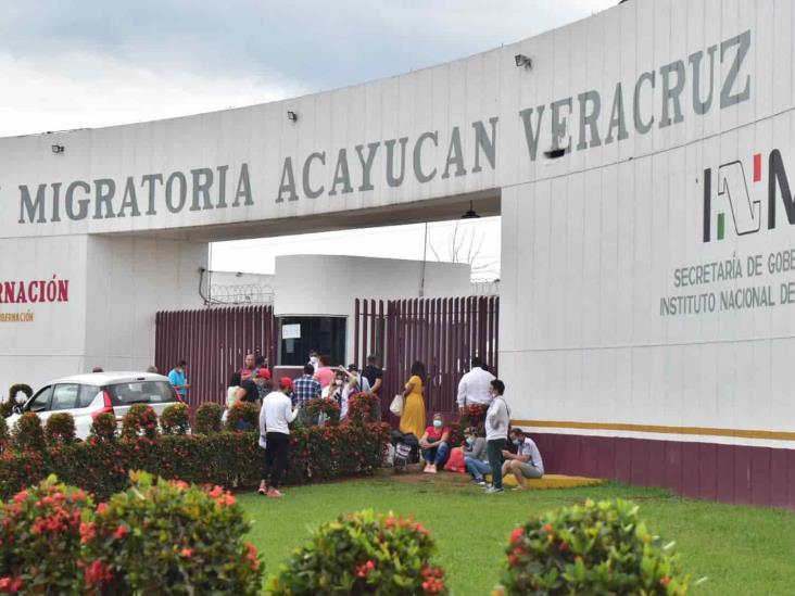 Cubanos bloquean Estación Migratoria Acayucan; acusan retrasos en trámites y abusos