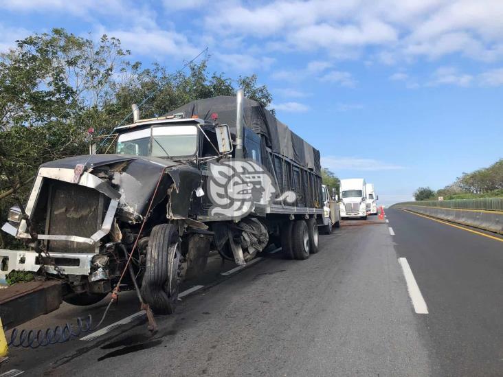 Tractocamión se impactó contra valla metálica cerca de la caseta de Acayucan