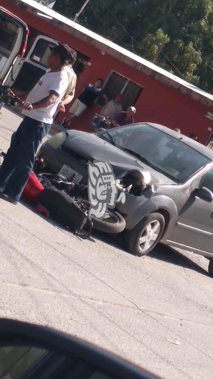 Embiste auto a mujer motociclista en Cardel