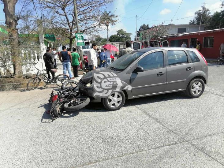 Embiste auto a mujer motociclista en Cardel