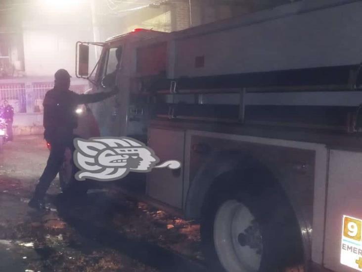 Incendio provocado moviliza a bomberos en la colonia Carolino Anaya de Xalapa
