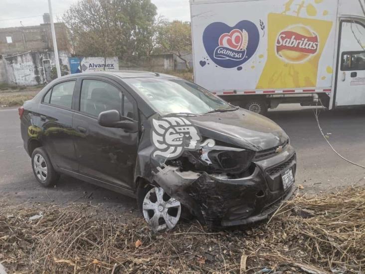 Joven pierde el control de su auto y se estrella en El Vergel