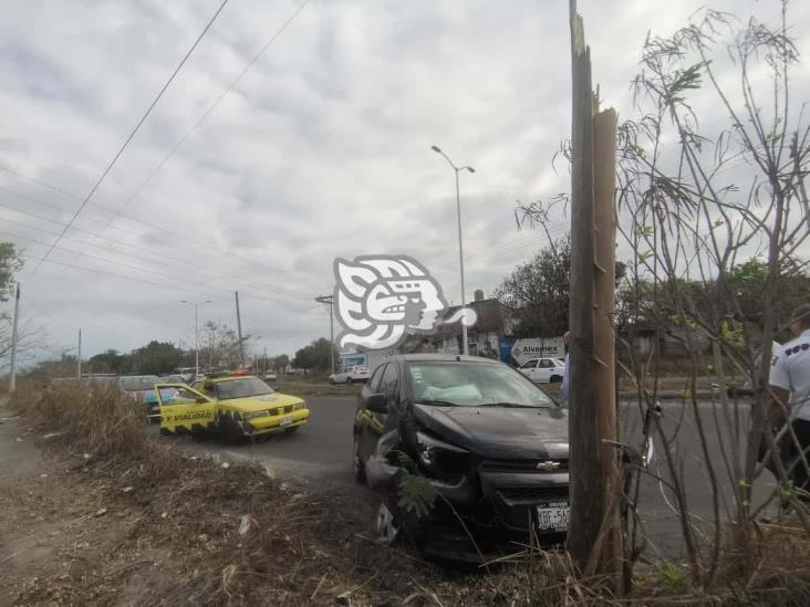 Joven pierde el control de su auto y se estrella en El Vergel