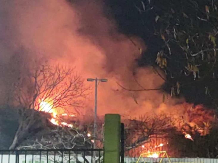 Reportan incendio en inmediaciones de unidad deportiva Las Brisas