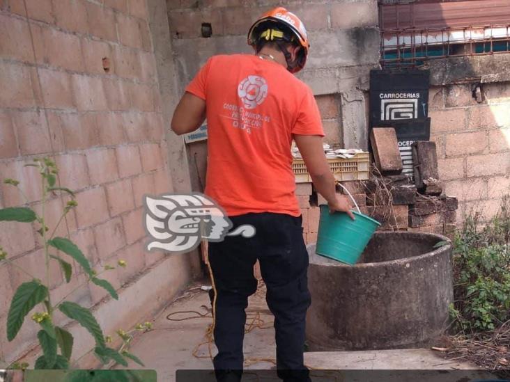 Protección Civil rescata a “minino” que cayó a pozo en Oluta