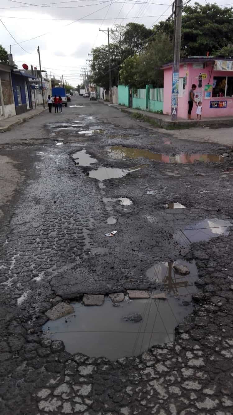 Vecinos de la Progreso viven entre baches e inundaciones