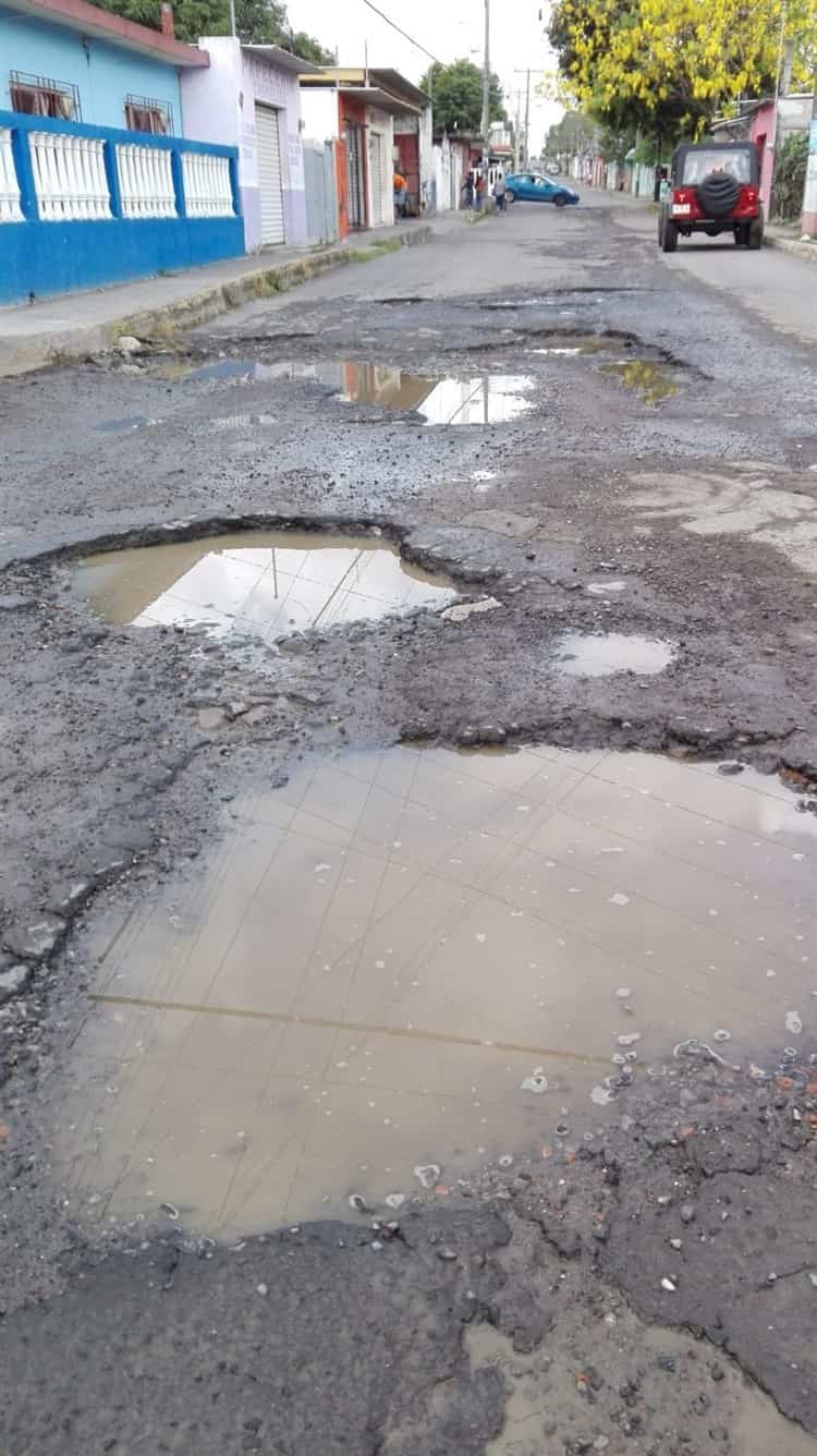 Vecinos de la Progreso viven entre baches e inundaciones