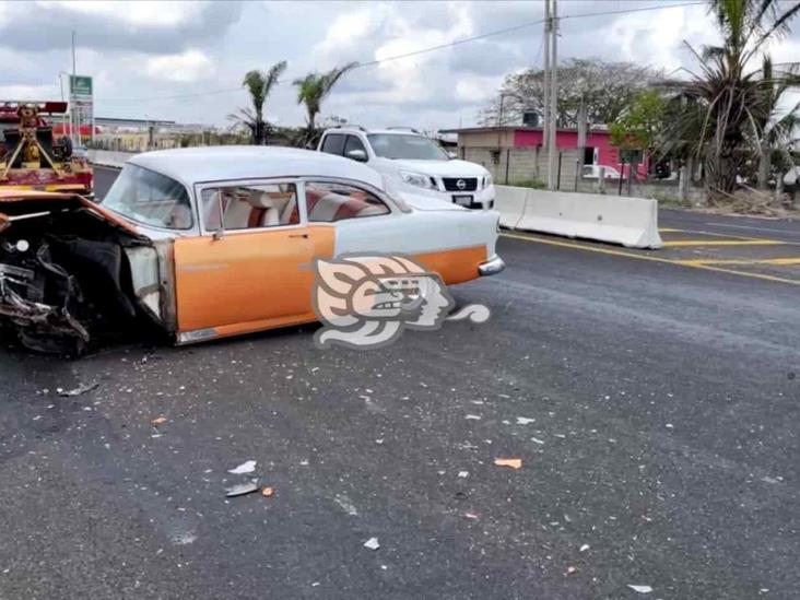 Se registra choque entre auto clásico y particular sobre la Xalapa-Veracruz