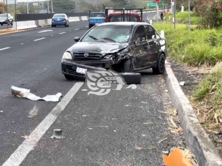 Se registra choque entre auto clásico y particular sobre la Xalapa-Veracruz