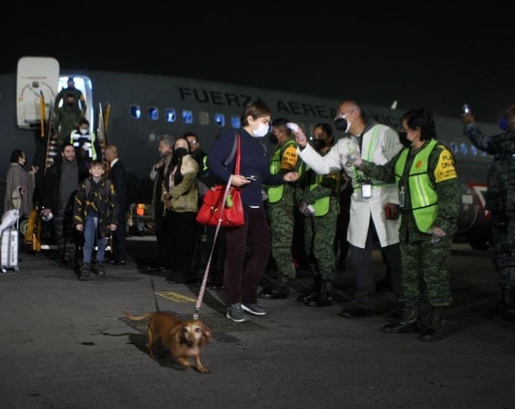 81 mexicanos que huyeron de Ucrania llegaron al país