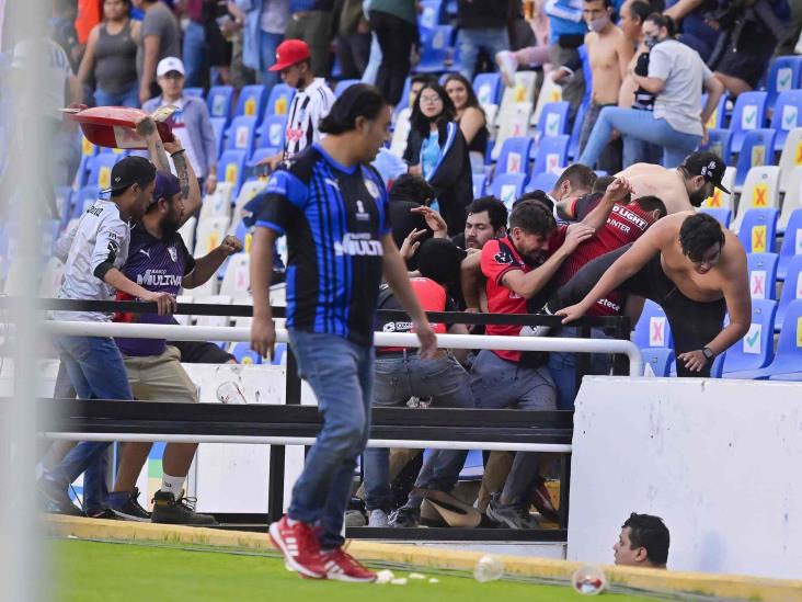 Batalla campal en estadio del Querétaro; sin cifra oficial de heridos