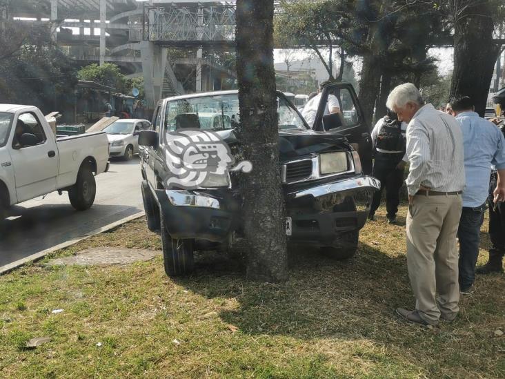 Choca camioneta contra un árbol en la avenida Lázaro Cárdenas