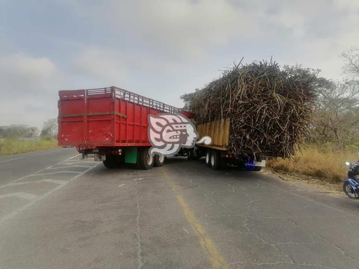 Chocan dos cañeros en el puente de la Nueva Generación