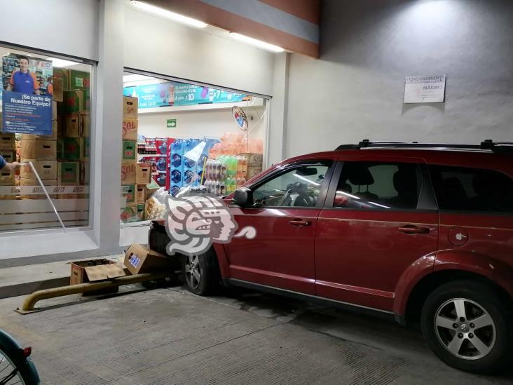 Camioneta choca contra tienda en Río Blanco; destroza ventanales y mercancía