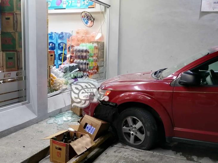 Camioneta choca contra tienda en Río Blanco; destroza ventanales y mercancía
