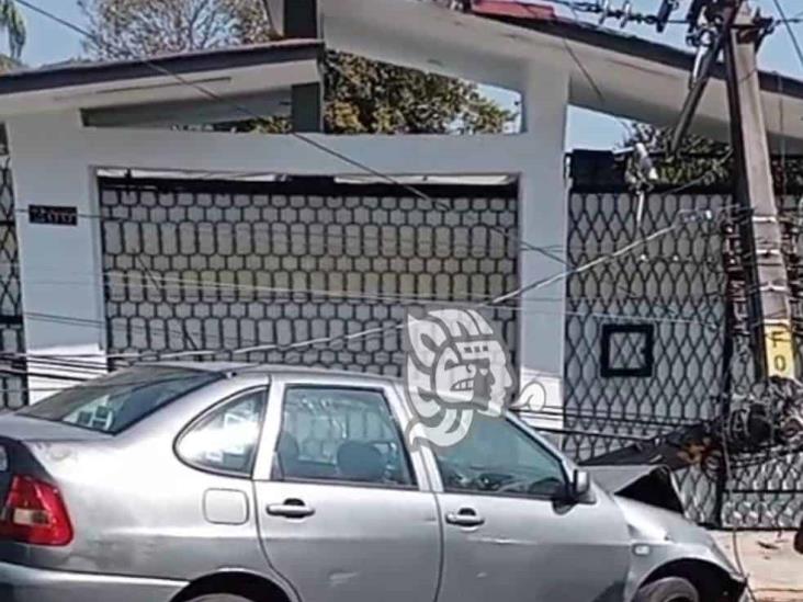 Choque de auto contra poste deja a viviendas sin energía eléctrica en Orizaba