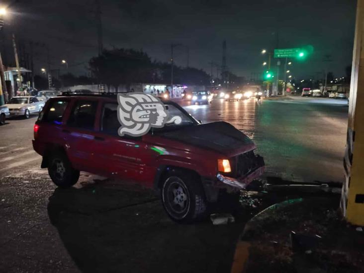 Impacta camioneta contra poste de semáforo en Veracruz