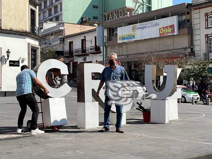 Desmontan letras turísticas de Veracruz ante posibles disturbios durante el 8M