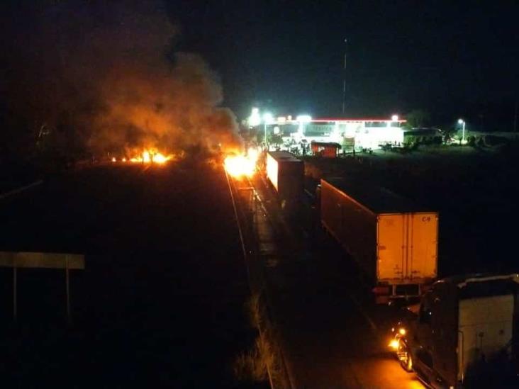 Bloquean autopistas del sur, habitantes de Oteapan hacen campamento en la carretera