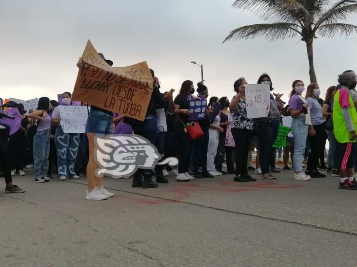 “Recuérdame llena de sueños”, corean en marcha en el Malecón de Coatzacoalcos