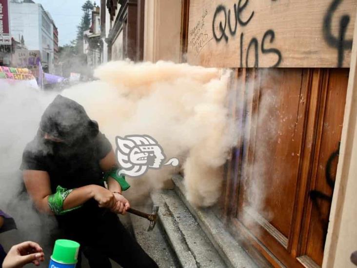 En Xalapa, limpian pintas en templos tras marcha por Día de la Mujer