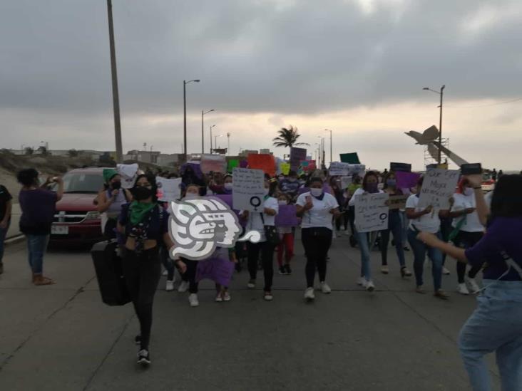 “Recuérdame llena de sueños”, corean en marcha en el Malecón de Coatzacoalcos