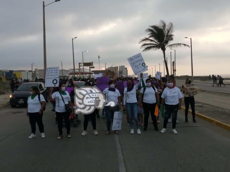 “Recuérdame llena de sueños”, corean en marcha en el Malecón de Coatzacoalcos