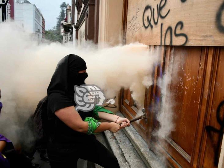 Desde el interior de iglesia en Xalapa repelen protesta feminista