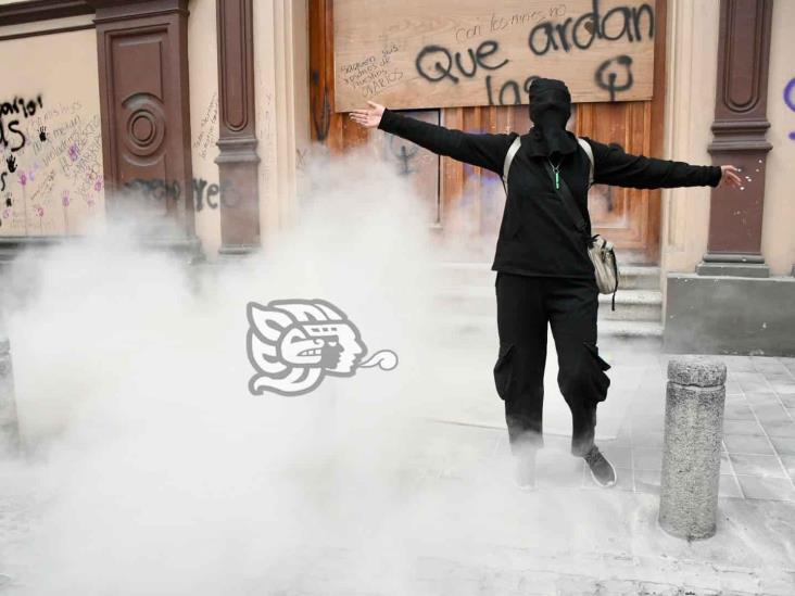 Desde el interior de iglesia en Xalapa repelen protesta feminista