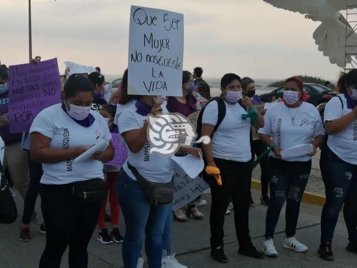 “Recuérdame llena de sueños”, corean en marcha en el Malecón de Coatzacoalcos