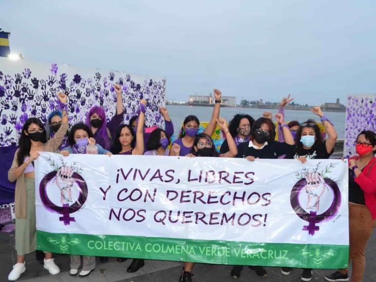 Colmena Verde coloca pañuelo de lucha 8M a letras de Veracruz