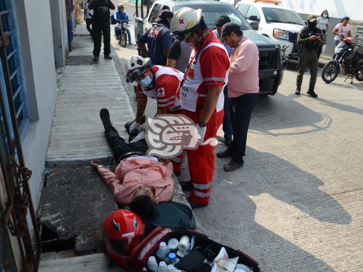 Motociclista se estrella contra camioneta en colonia las Antillas