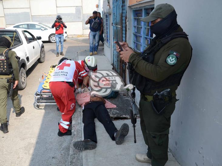 Motociclista se estrella contra camioneta en colonia las Antillas