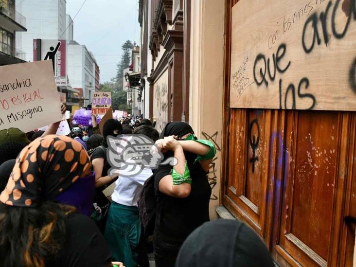 Desde el interior de iglesia en Xalapa repelen protesta feminista