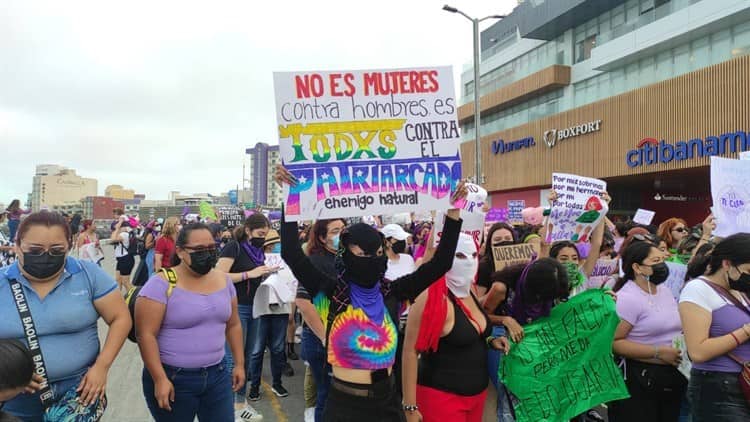 Cientos de mujeres marchan hacia la Antimonumenta de Veracruz por 8M