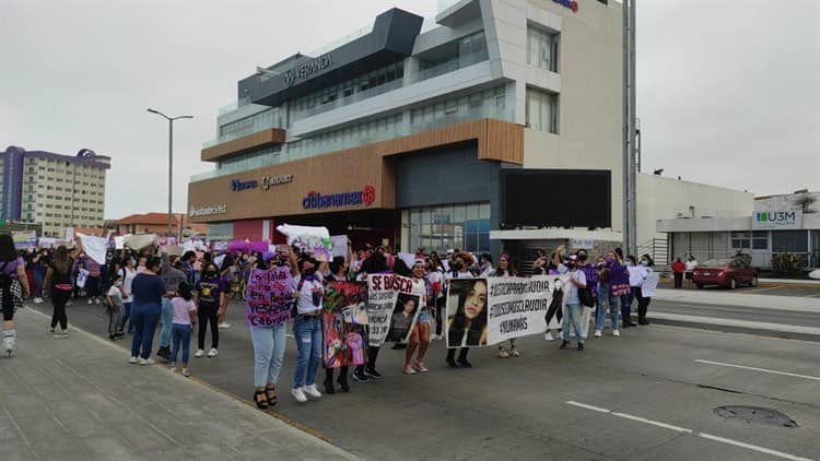 Cientos de mujeres marchan hacia la Antimonumenta de Veracruz por 8M