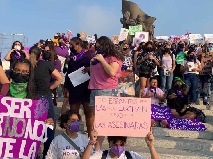 Cientos de mujeres marchan hacia la Antimonumenta de Veracruz por 8M