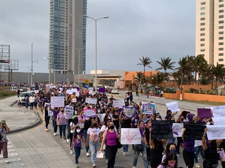 Mujeres exigen un alto a los feminicidios; se manifiestan en Boca del Río