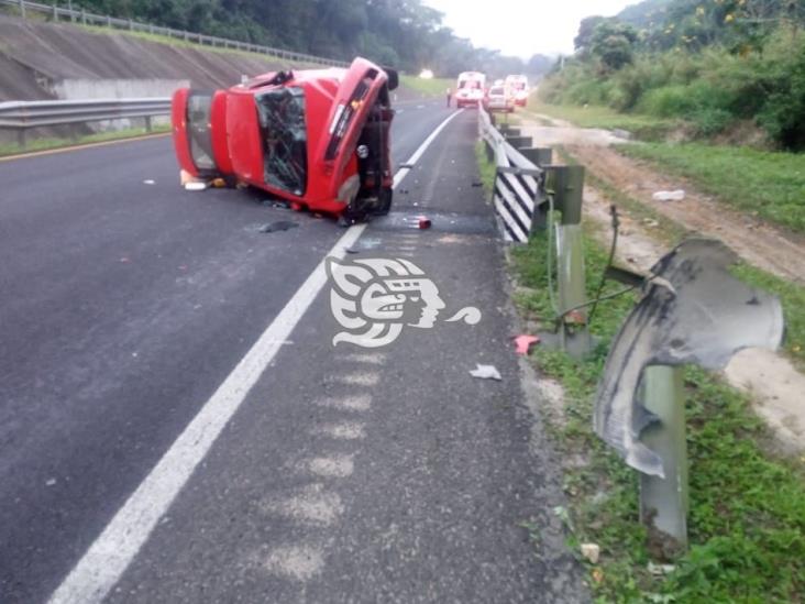 Vehículo se impacta en muro en la carretera Costera del Golfo