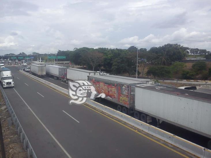 Incuantificables pérdidas por plantón en autopista Acayucan-Cosoleacaque