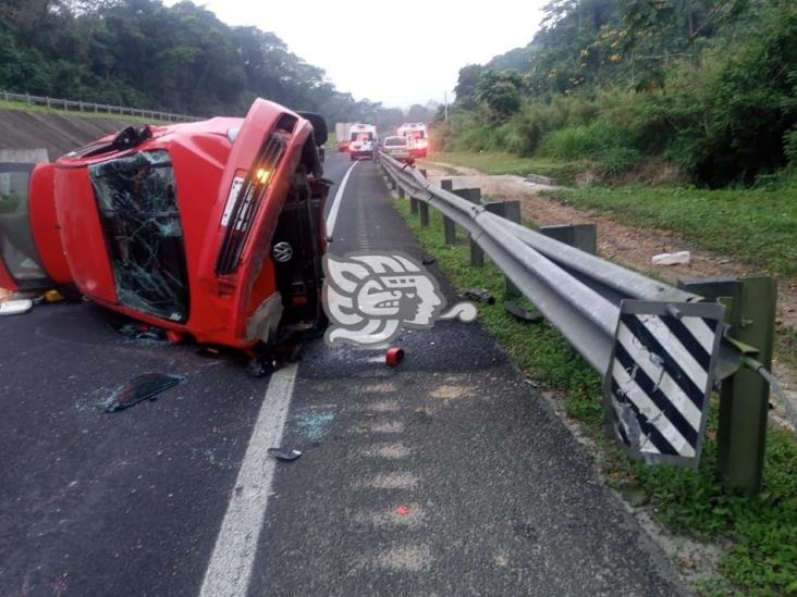 Vehículo se impacta en muro en la carretera Costera del Golfo