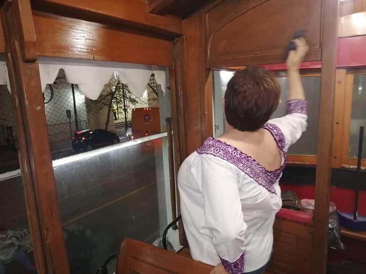 Dan mantenimiento al tradicional Tranvía del Recuerdo en Veracruz