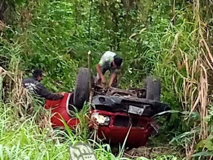 Vuelca camioneta en la carretera Misantla- Martínez de la Torre