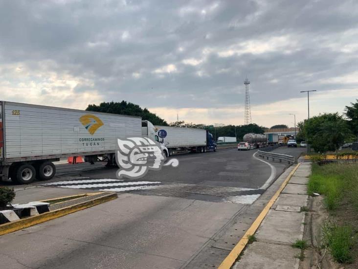 Continúa congestionamiento vial en carreteras del sur