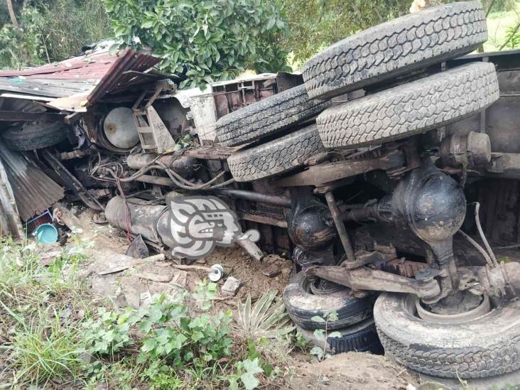 Muere niña de 5 años tras volcadura de camión sobre vivienda en Tihuatlán