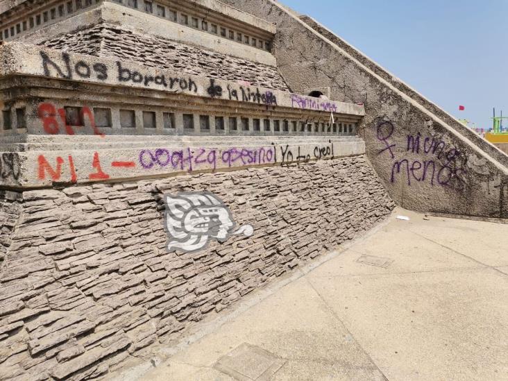 Feministas pintaron sus exigencias en la pirámide Quetzalcóatl