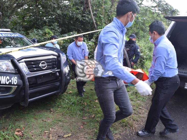 Hallan cuerpo de hombre embolsado en canal de Amatlán