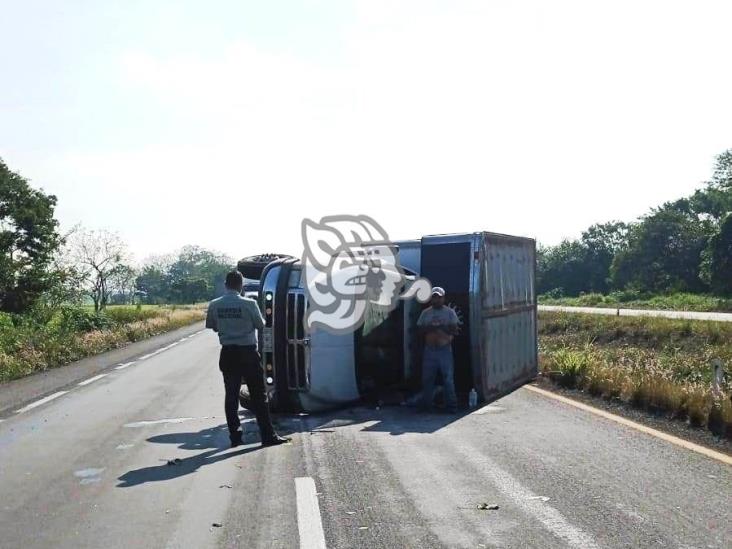 Volcadura de camioneta de carga sobre autopista La Tinaja – Cosoleacaque